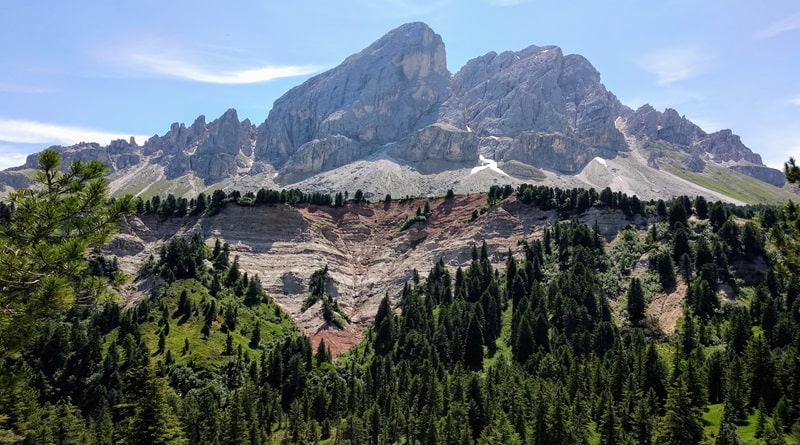 veduta del Sasso Putia, dal sentiero che dal Passo delle Erbe porta ai prati