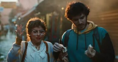 Fatti vedere è la commedia romantica tra risate, bugie e identità segrete.