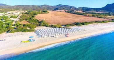 Marina Rey Beach Resort è ciò che fa per te! 🏝️ Situato nella splendida Costa Rei, nel sud della Sardegna, questo villaggio fronte mare ti offre un soggiorno da sogno a un prezzo imperdibile!
