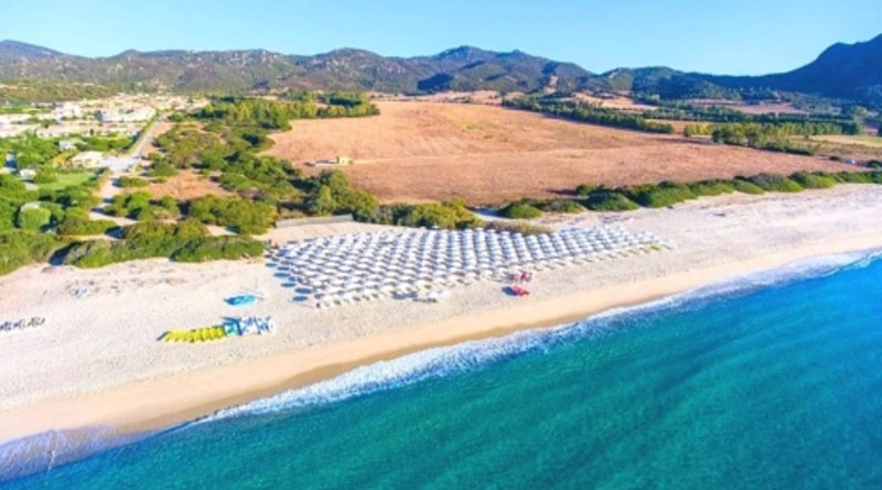 Marina Rey Beach Resort è ciò che fa per te! 🏝️ Situato nella splendida Costa Rei, nel sud della Sardegna, questo villaggio fronte mare ti offre un soggiorno da sogno a un prezzo imperdibile!