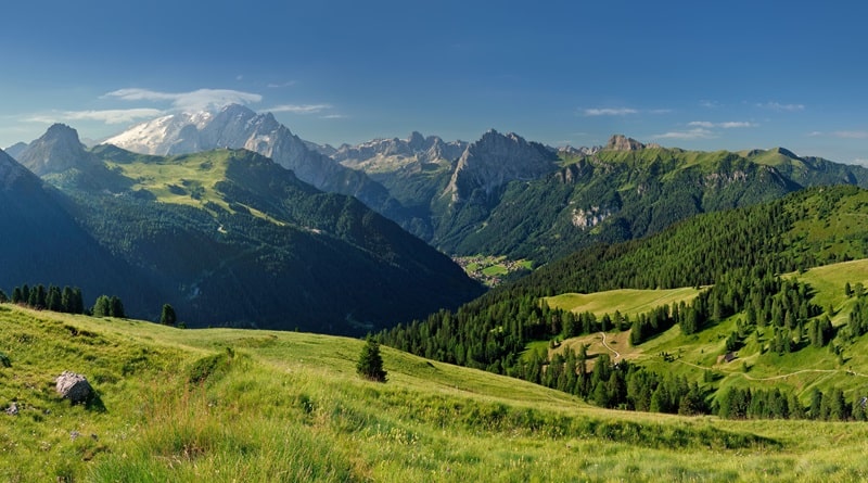 Val di Fassa estate 2025 tra sport, natura e relax. Emozioni autentiche e appuntamenti da vivere nelle Dolomiti.