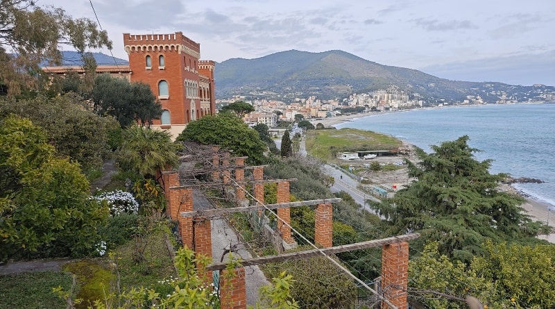 La posizione della Casa del'Incoronata è perfetta: sopra il mare ma dentro il verde