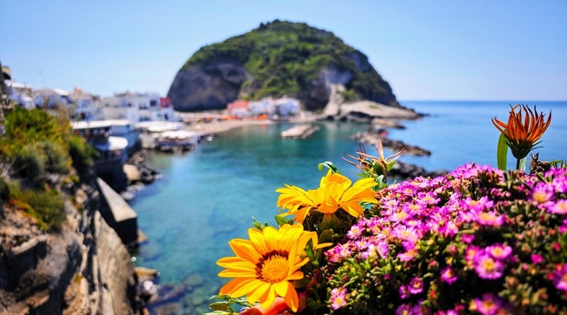 Ischia è l’isola delle terme, dei tramonti a Forio, delle stradine profumate di fiori a Lacco Ameno, e dei bagni rilassanti sotto il cielo aperto e del pollo al vulcano a Sant'Angelo d'Ischia