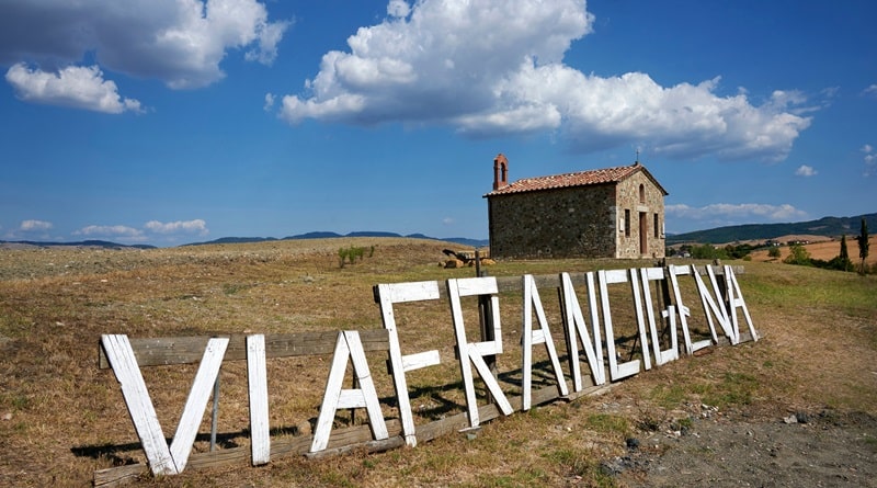 Camminare per rallentare, guardare meglio, ascoltare quello che ti gira dentro. E se poi lo fai su un sentiero come la Via Francigena — con partenza da Milano e la testa che ha voglia di staccare — allora ogni passo diventa un piccolo atto di libertà.