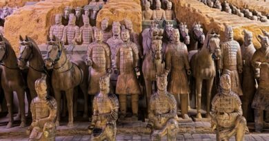 l'Armata in terracotta dalle viscere del tempo, emerge dal terreno, silenziosa, immobile… e incredibilmente viva, nonostante la sua età è la storia/leggenda che più spesso viene in mente quando si parla di Cina.