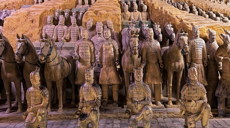 l'Armata in terracotta dalle viscere del tempo, emerge dal terreno, silenziosa, immobile… e incredibilmente viva, nonostante la sua età è la storia/leggenda che più spesso viene in mente quando si parla di Cina.
