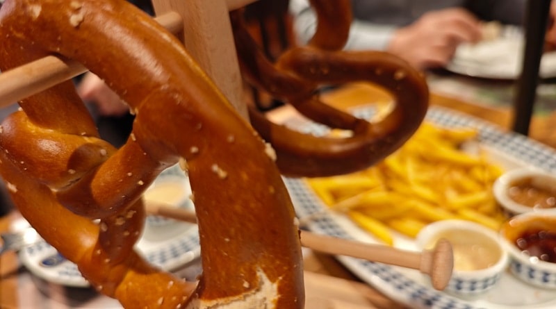 Paulaner senza alcol in casa Löwengrube, le patatine sono un contorno, sono un rituale.