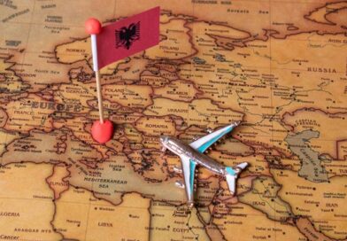 Una bandierina, un aereo giocattolo e tanta voglia di partire. La zingarata sta per decollare… e stavolta si atterra tra castelli ottomani, rakì e denti perfetti!