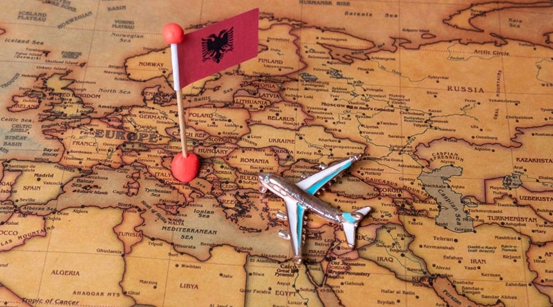 Una bandierina, un aereo giocattolo e tanta voglia di partire. La zingarata sta per decollare… e stavolta si atterra tra castelli ottomani, rakì e denti perfetti!