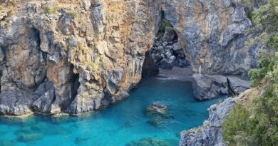 Veduta dell’Arcomagno a San Nicola Arcella, arco naturale che custodisce una piccola baia con acque cristalline.