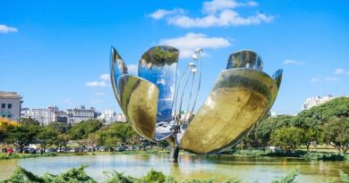 A Buenos Aires, anche l’acciaio sboccia: la Floralis Genérica è un fiore gigante che si apre e si chiude con la luce del sole. Un omaggio al ciclo della vita, nel cuore di una città che non smette mai di stupire.