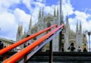 Scalinata della metro con vista sul Duomo di Milano, tappa finale della visita guidata nel centro storico
