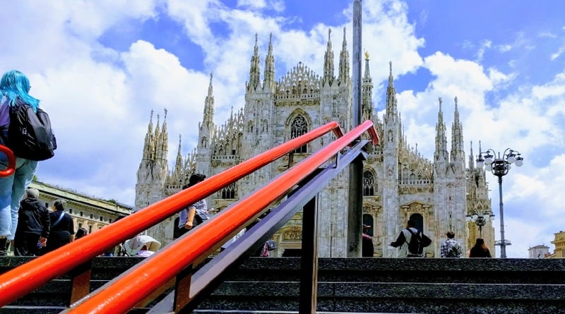 Scalinata della metro con vista sul Duomo di Milano, tappa finale della visita guidata nel centro storico