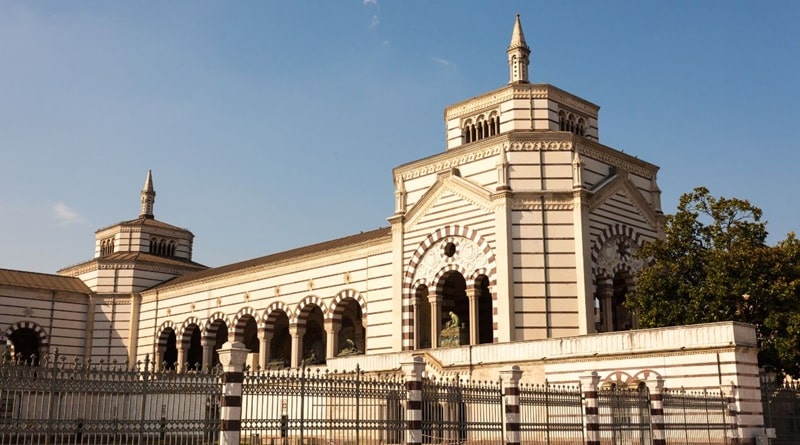 Ingresso monumentale in stile neoromanico del Cimitero Monumentale di Milano, punto di partenza della visita guidata.