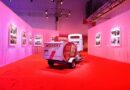 Allestimento sensoriale dell’evento Nuncas per i 105 anni: un percorso tra storia, immagini e memoria profumata, con veicolo d’epoca personalizzato al centro della scena.