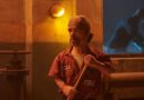 Peter Dinklage nei panni di Winston Gooze, l'umile inserviente protagonista di The Toxic Avenger 2025, in una scena ambientata in fabbrica