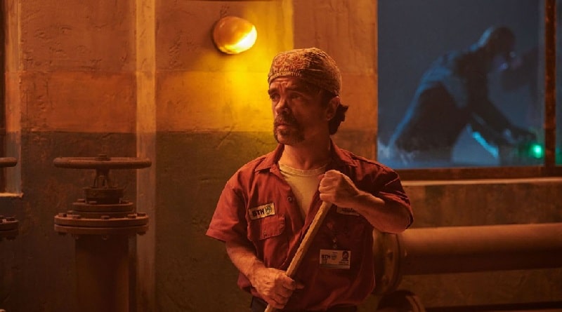 Peter Dinklage nei panni di Winston Gooze, l'umile inserviente protagonista di The Toxic Avenger 2025, in una scena ambientata in fabbrica