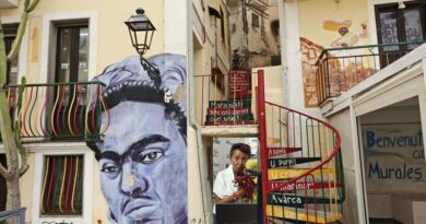 Murales colorati nel centro storico di Diamante, la città del peperoncino, durante il Festival dedicato al gusto e all’arte.