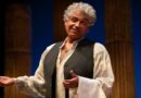 Gianfranco Jannuzzo sul palco del Teatro Manzoni durante lo spettacolo Fata Morgana a Milano, ottobre 2025