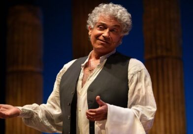 Gianfranco Jannuzzo sul palco del Teatro Manzoni durante lo spettacolo Fata Morgana a Milano, ottobre 2025