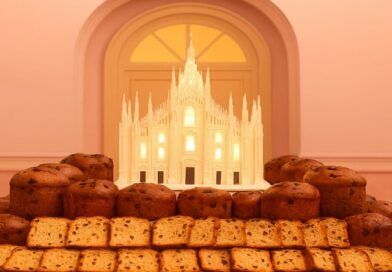 Scenografica esposizione di panettoni artigianali disposti a piramide, con al centro una luminosa riproduzione del Duomo di Milano, simbolo dell’edizione 2025 di Re Panettone.