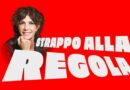 Maria Amelia Monti e il titolo dello spettacolo “Strappo alla regola” su sfondo rosso – locandina ufficiale del Teatro Manzoni.
