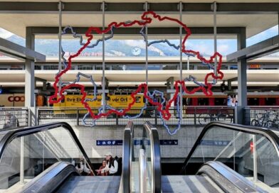 Stazione di Coira punto di partenza del viaggio Coira Filisur Viadotto Landwasser, con installazione moderna e treni delle Ferrovie Retiche