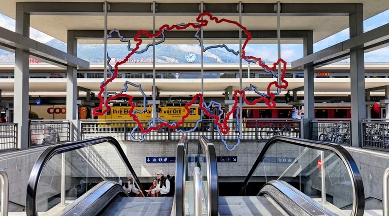Stazione di Coira punto di partenza del viaggio Coira Filisur Viadotto Landwasser, con installazione moderna e treni delle Ferrovie Retiche