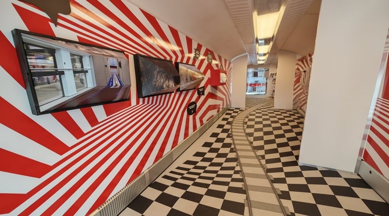 Percorso immersivo di Landwasserwelt a Filisur con installazioni multimediali e pavimento ispirato ai binari del Viadotto di Landwasser