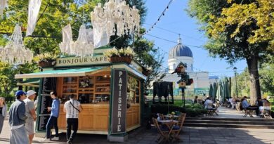 Chiosco Bonjour Café nel parco di Chişinău, tra eleganza francese e relax verde, tappa del viaggio in Moldavia.