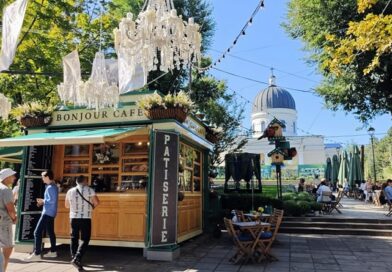 Chiosco Bonjour Café nel parco di Chişinău, tra eleganza francese e relax verde, tappa del viaggio in Moldavia.