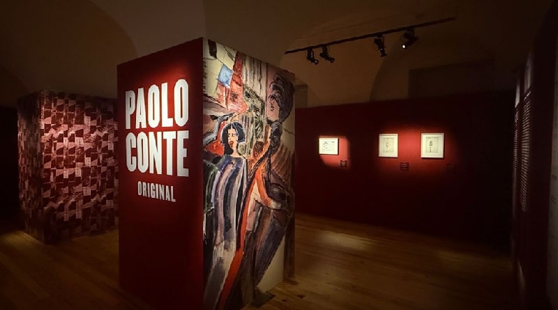 Allestimento della mostra “Paolo Conte. Original” a Palazzo Mazzetti di Asti, con opere pittoriche del celebre cantautore italiano.