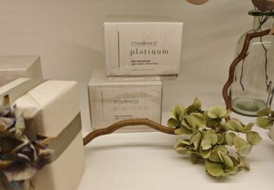 Prodotti cosmetici Staminalis Platinum esposti elegantemente con decorazioni floreali nella beauty spa di Milano