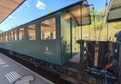Carrozza del treno storico delle Ferrovie Retiche in partenza da Filisur verso Davos, parte del viaggio sul Bernina Express