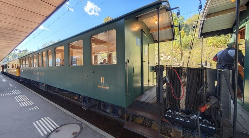 Carrozza del treno storico delle Ferrovie Retiche in partenza da Filisur verso Davos, parte del viaggio sul Bernina Express