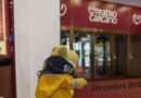 Il Geco di Goditi La Vita osserva l’ingresso del Teatro Carcano a Milano, pronto per gli spettacoli di dicembre 2025.