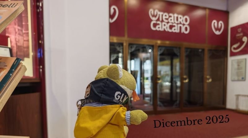 Il Geco di Goditi La Vita osserva l’ingresso del Teatro Carcano a Milano, pronto per gli spettacoli di dicembre 2025.