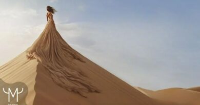 Donna su una duna con abito fluttuante, immagine evocativa generata con intelligenza artificiale per la mostra “La forma del desiderio” al Mudec, dedicata al viaggio tra sogno e immaginazione.
