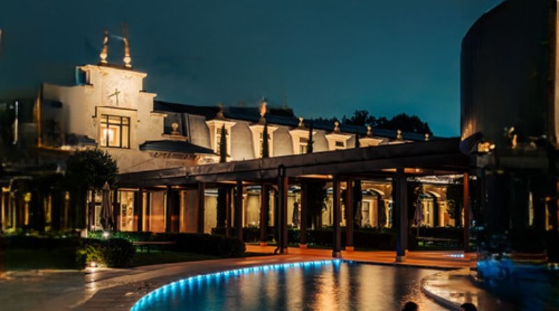 Capodanno terme Milano: piscina esterna illuminata delle Terme De Montel in atmosfera serale elegante