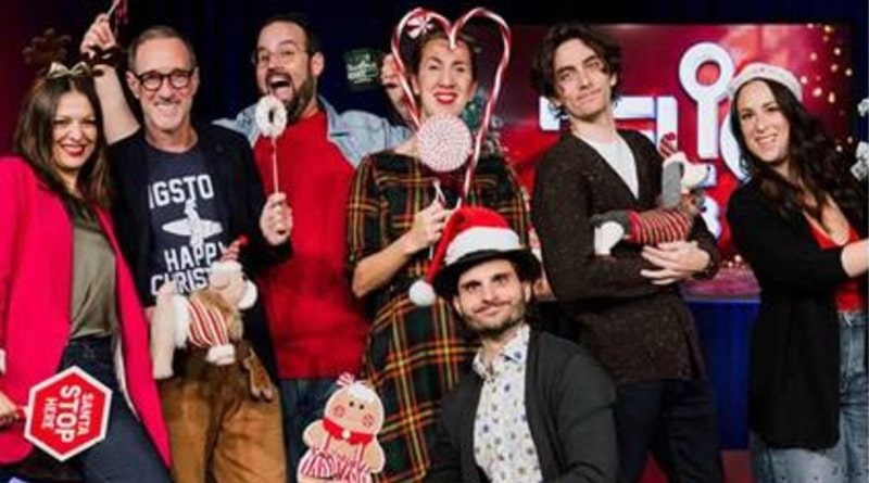 Il cast dello spettacolo comico “We Wish You a Zelig Christmas” al Teatro Leonardo, in posa con accessori natalizi.