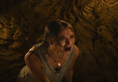 Scena del film Ben - Rabbia Animale: una giovane donna urla terrorizzata in una grotta buia, immersa nel panico e nella tensione