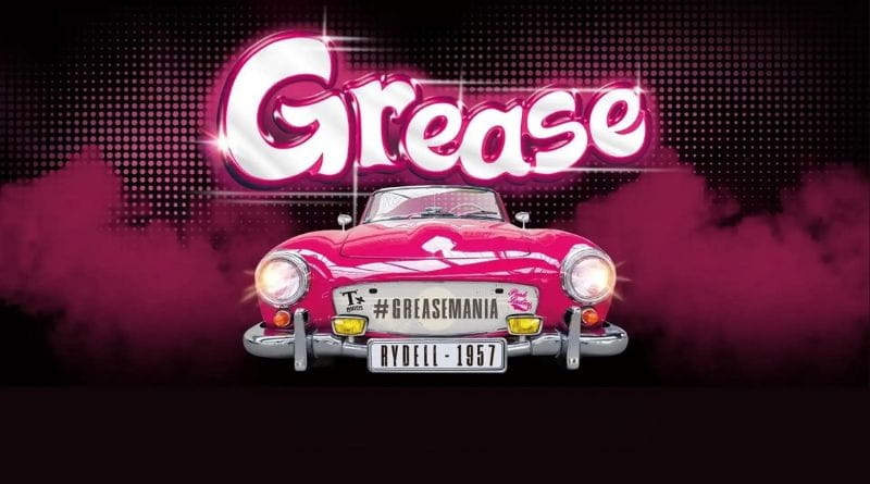 Locandina del musical Grease con auto rosa anni '50 e scritta Grease, promozione spettacolo al Teatro Repower 2026