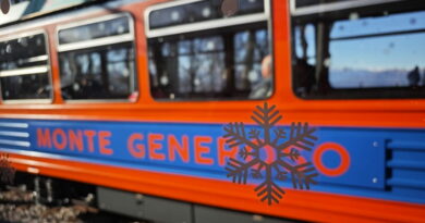 Il trenino del Monte Generoso attende i passeggeri tra boschi innevati e riflessi d’inverno. Un viaggio lento, fuori dal tempo, dove anche la salita ha il sapore della scoperta.