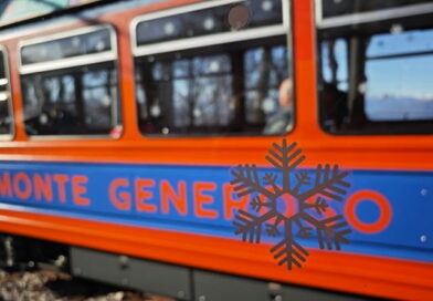 Il trenino del Monte Generoso attende i passeggeri tra boschi innevati e riflessi d’inverno. Un viaggio lento, fuori dal tempo, dove anche la salita ha il sapore della scoperta.