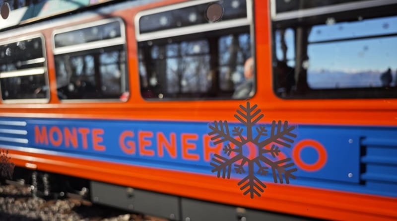 Il trenino del Monte Generoso attende i passeggeri tra boschi innevati e riflessi d’inverno. Un viaggio lento, fuori dal tempo, dove anche la salita ha il sapore della scoperta.