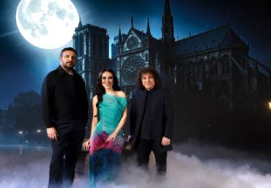 Riccardo Cocciante con il cast di Notre Dame de Paris davanti alla cattedrale in una suggestiva ambientazione notturna, promozione spettacolo 2026 al Teatro Arcimboldi.