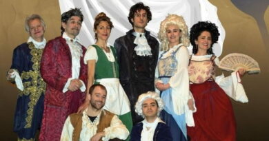 Il cast de La locandiera al Teatro San Babila in costume settecentesco, con Mirandolina al centro della scena