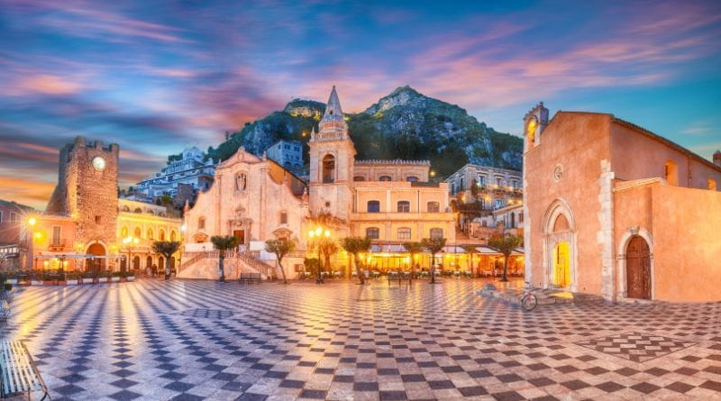 Piazza IX Aprile a Taormina al tramonto, tappa del viaggio culturale sui Bronzi di Riace tra Sicilia e Calabria.