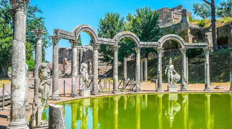 Canopo di Villa Adriana a Tivoli, elegante struttura con colonne e statue riflessa nelle acque verdi, tappa del viaggio ai Castelli Romani.