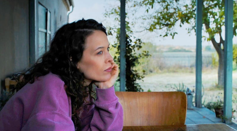 Laura in Miroirs No. 3 – Il mistero di Laura, film di Christian Petzold: la protagonista riflette in silenzio dopo il lutto, in una scena intensa del dramma al cinema dal 26 febbraio.